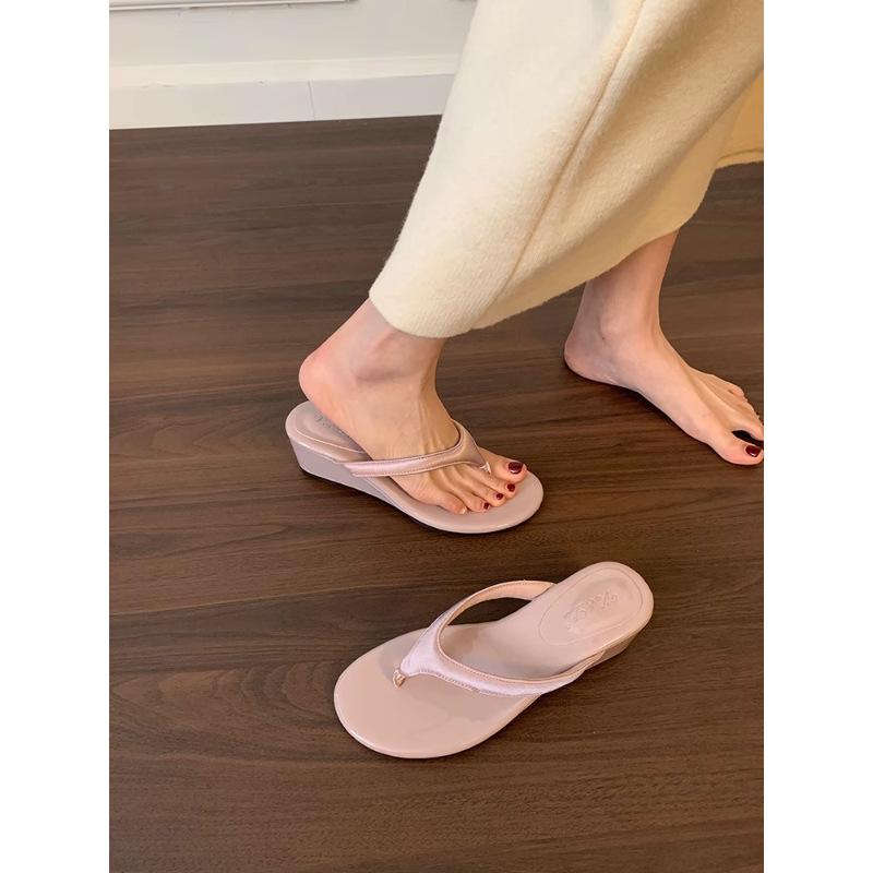 Retro red slope heel toe heightened thick-soled flip-flops women's 2025 spring and summer new outer wear versatile cool slippers