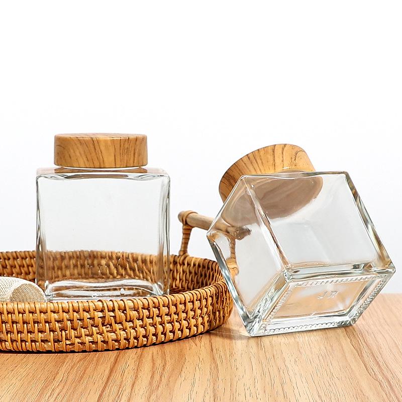 Verdickte flache quadratische Glasflasche mit Holzmaserung für Honig oder Marmelade