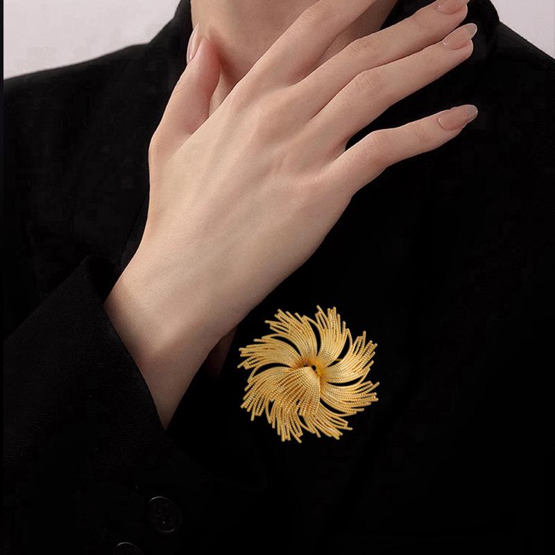 Elegant Gold Firework Brooch: Vintage Metal Pin with Exquisite Retro Design for Women
