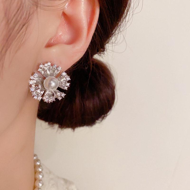 Copper-plated real gold super flash metal wind diamond-set pearl flower stud earrings women's simple fashion temperament earrings silver needle earrin