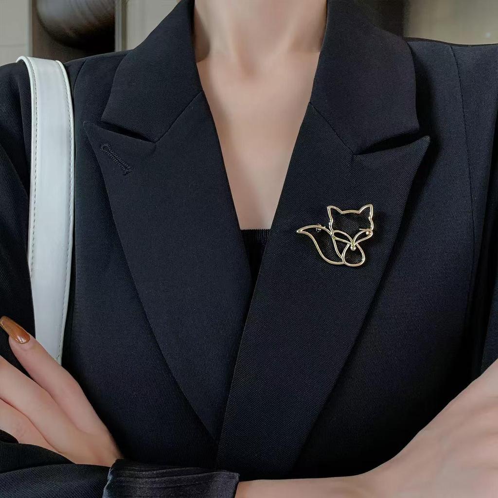 Gold Fox Brooch: Elegant Women's Suit Pin, Stylish Korean Fashion Accessory
