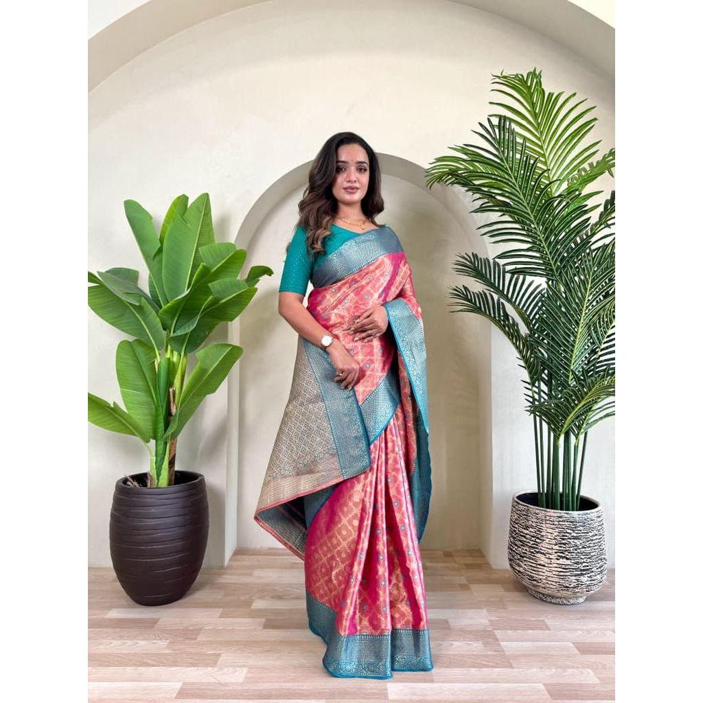 Reiner Seidensari mit Zari-Weberei und Meena-Arbeit mit laufender Bluse und elegantem Jaal auf dem Körper.