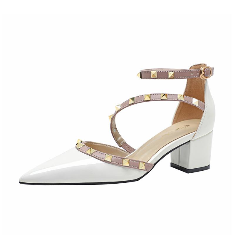 Schwarz-weiße spitze Nieten-High Heels Damen dicker Absatz Frühjahr 2025 neu halbe Tasche Kopf Wort mit Sandalen einzelne Schuhe Damen