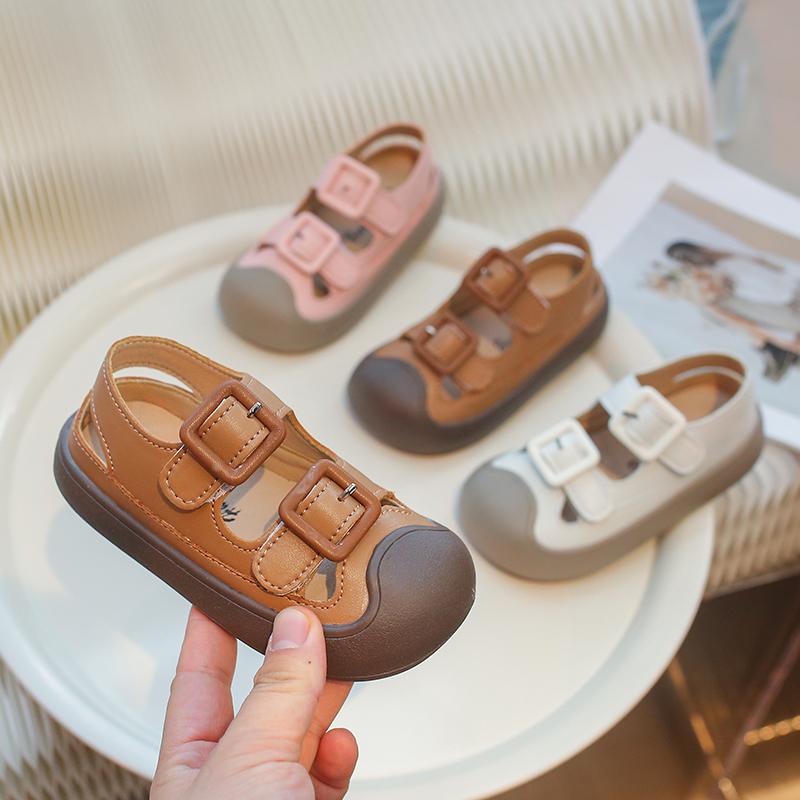 Children's Toes Capped Sandals Anti-kicked Boys Girls Hollow Sandals with Buckle Solid Color Kids Summer Beach Shoes 2024 New