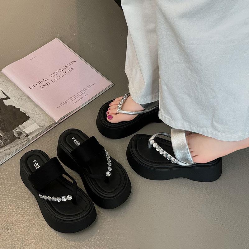 Strass Drag Fee Wind Strand Hausschuhe Damen Oberbekleidung 2025 Sommer neue dicksohlige Flip-Flops schöne coole Hausschuhe