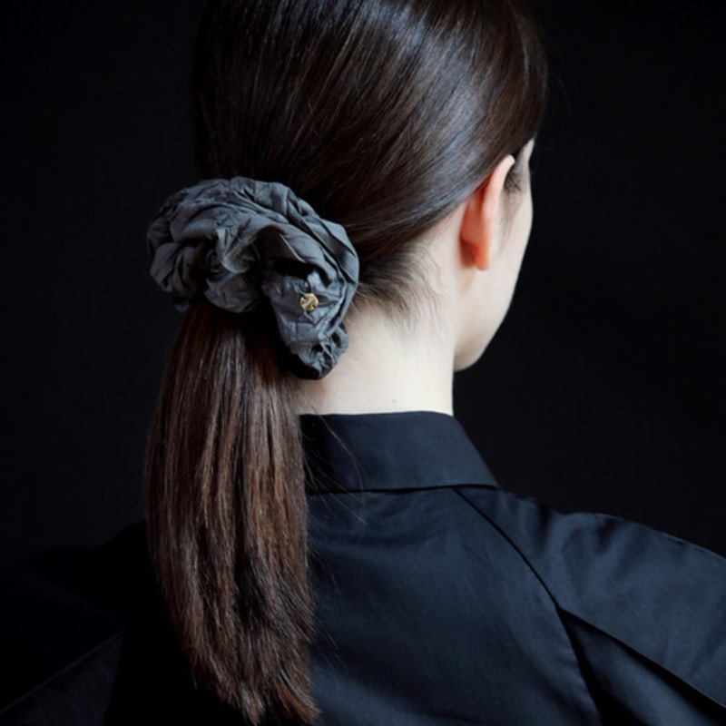 UNDERCONTROL STUDIO SCRUNCHIE / JEWEL / cr/ SHINY CHARCOAL