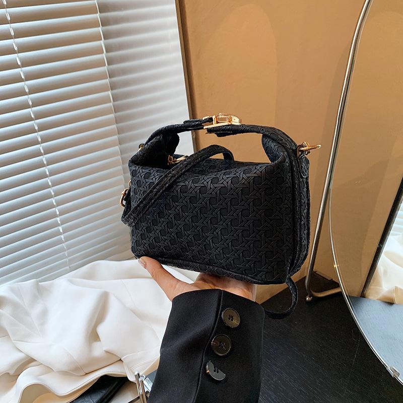 

Fashion spring and summer new temperament simple retro handbag women s personality casual commuting indentation trend messenger bag чёрный