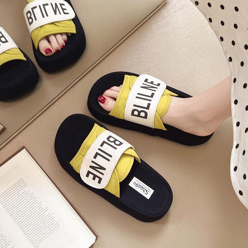 Cool Slipper mit dickem Boden für Damen Sommer-Outdoor-Bekleidung 2025 neue Modelle mit Röcken Französischer Super-Feuer-Trend erhöhend Klettverschluss Ein-Wort-Schlepp