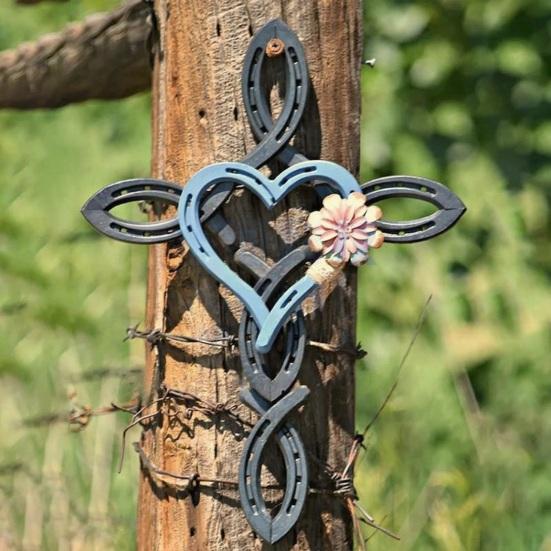 DYS Metal Horseshoe Heart Wall Cross Decor, Hanging Art, Decorative Cross, Rustic Spiritual Art Sculpture for Farmhouse Garden Yard Patio Fence