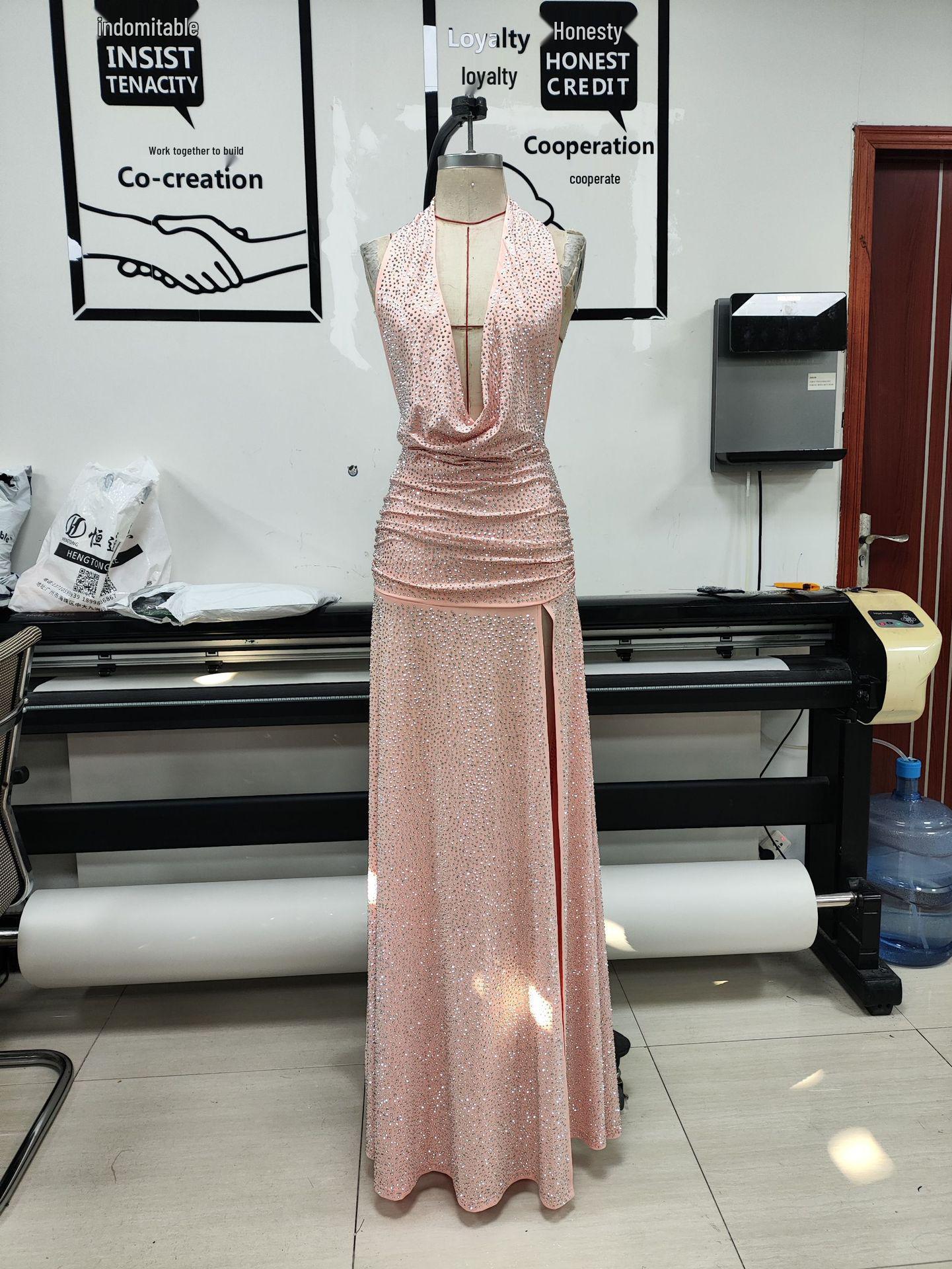 

Elegant Rhinestone Halter Evening Gown with Deep V-Neck & Open Back Slit L рожевий