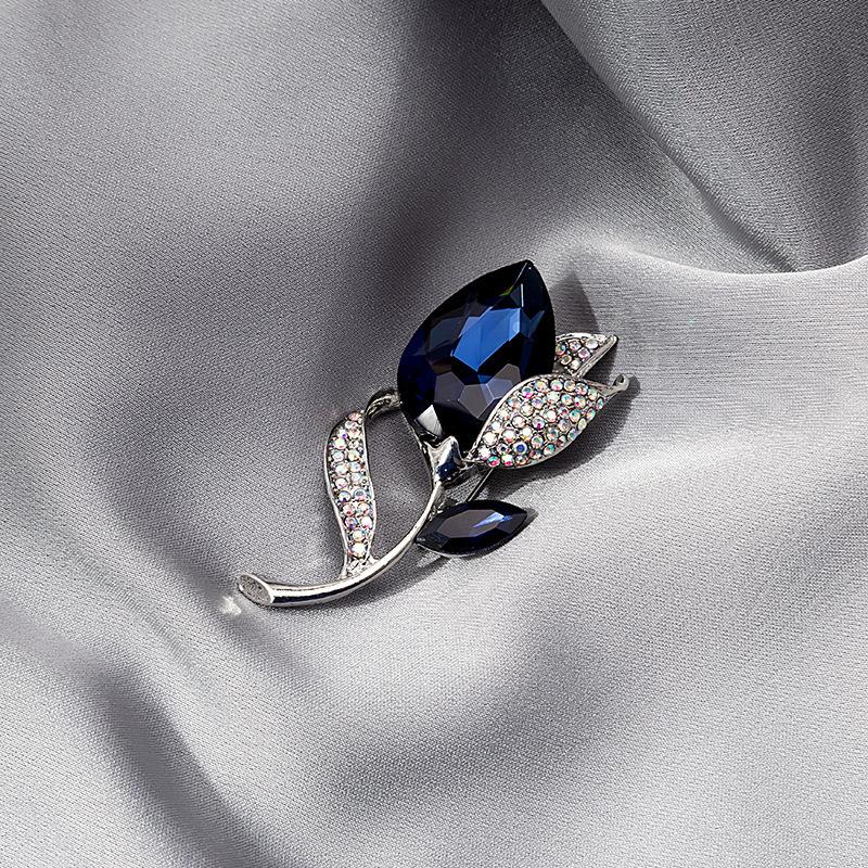 Personalisierte mit Diamanten besetzte Metallbrosche Kragenstift Kollektion, High-End Anti-Licht Blume Schmetterling Krone Brosche