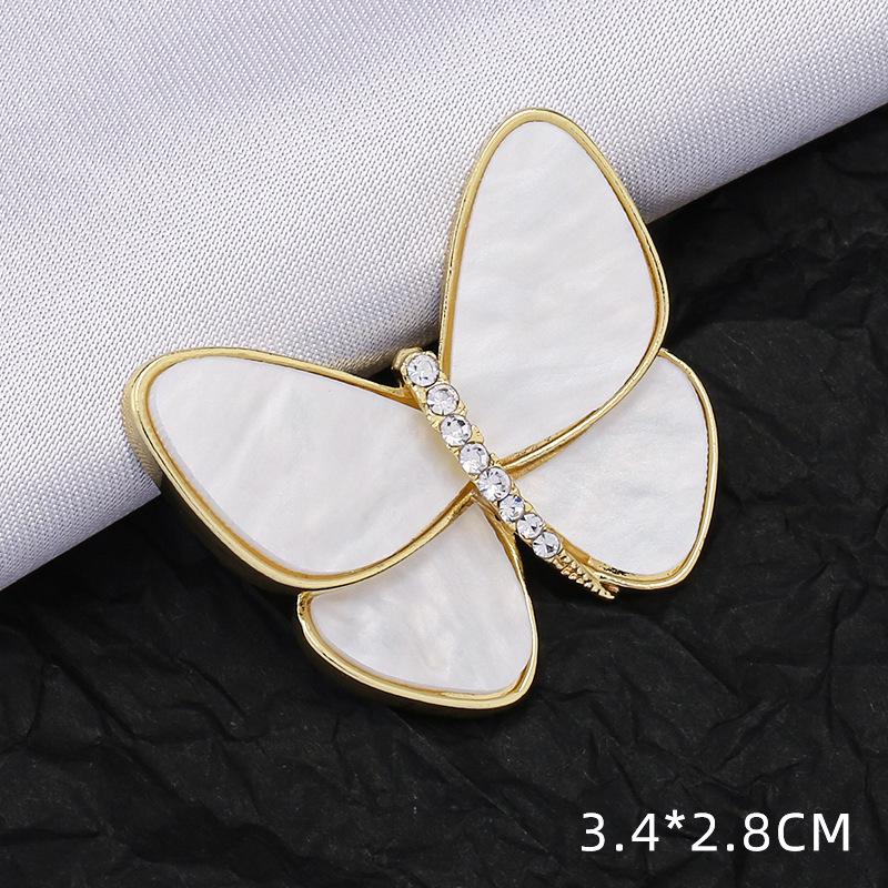 Módní brož s lukem: Kovové šperky s perlou a kamínkovou květinou