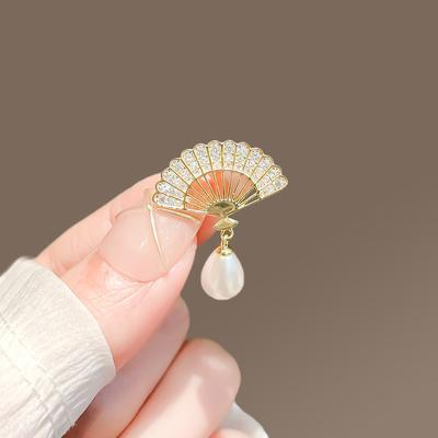 Water Diamond Fan Pearl Brooch Women's High-end Niche Pin Anti-glare Buckle Collar