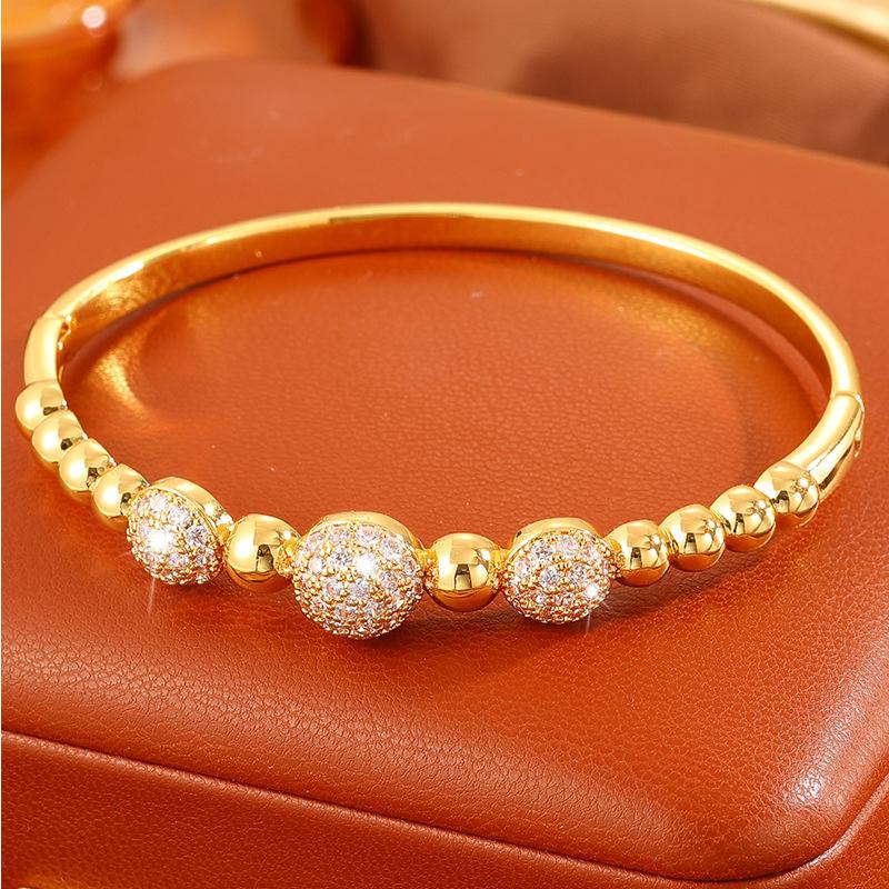 Women's hot-selling bracelets, copper-plated fashionable and simple bracelets, zircon inlaid temperament women's bracelets, popular bracelets.
