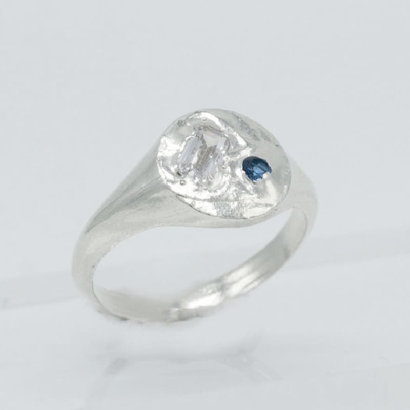 studio curve Round stone signet ring