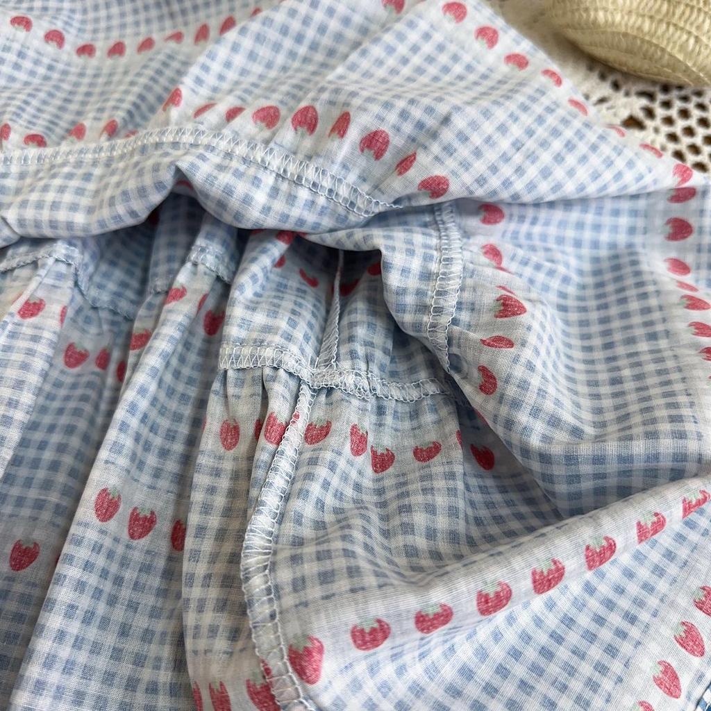 Ärmelloses Sommerkleid mit Kirschmuster für Mädchen mit gewebter Tasche