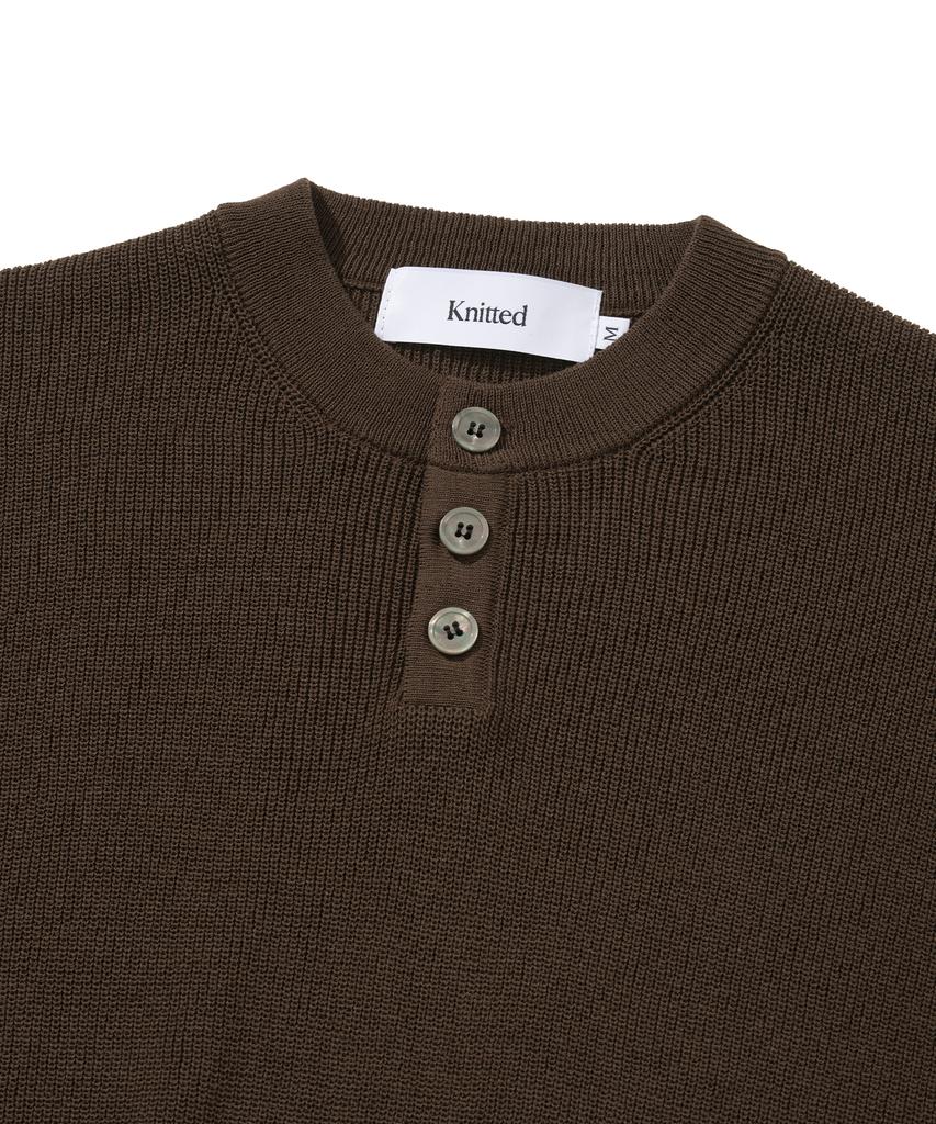 KNITTED Coolever Henley Neck Short Sleeve Knit Brown