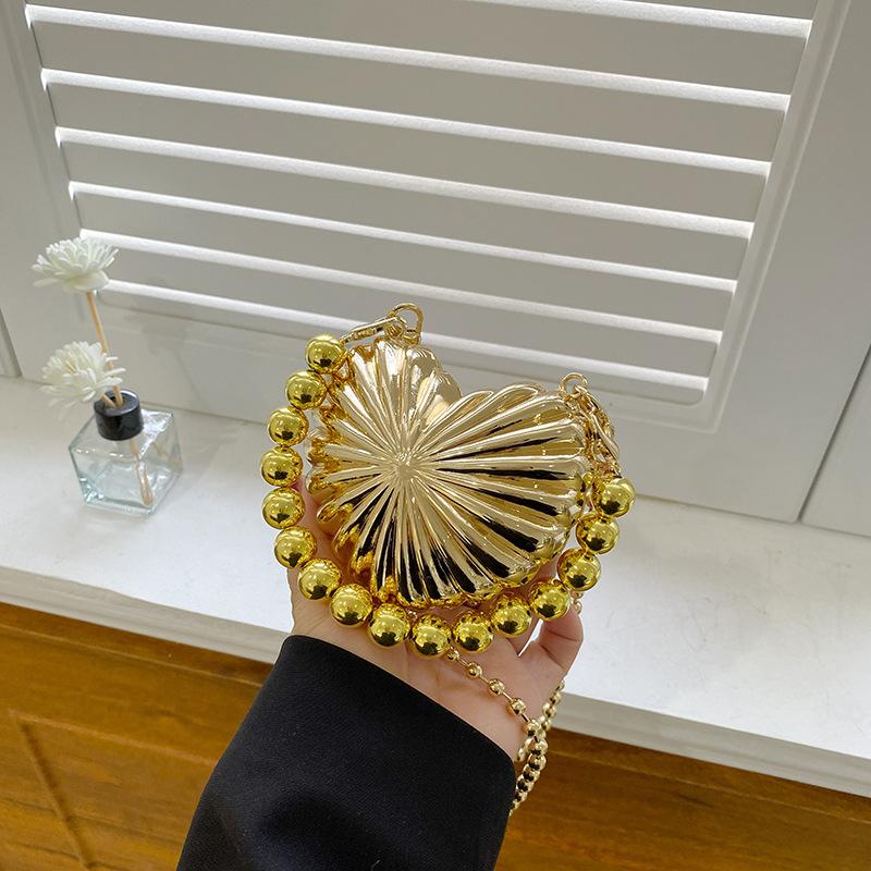 

Metal love small bag new 2025 European and American pearl handbag ins women s small fragrant wind messenger red envelope