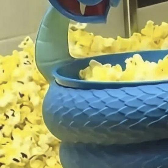 Contenitore per popcorn riutilizzabile, grande capacità, portatile, stampato in 3D, a forma di serpente blu, per snack e popcorn, regalo da collezione per gli appassionati di film di cartoni animati