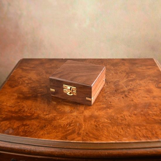 Compass diameter 7.62 cm in a wooden gift box. Accessory for marine sailing.