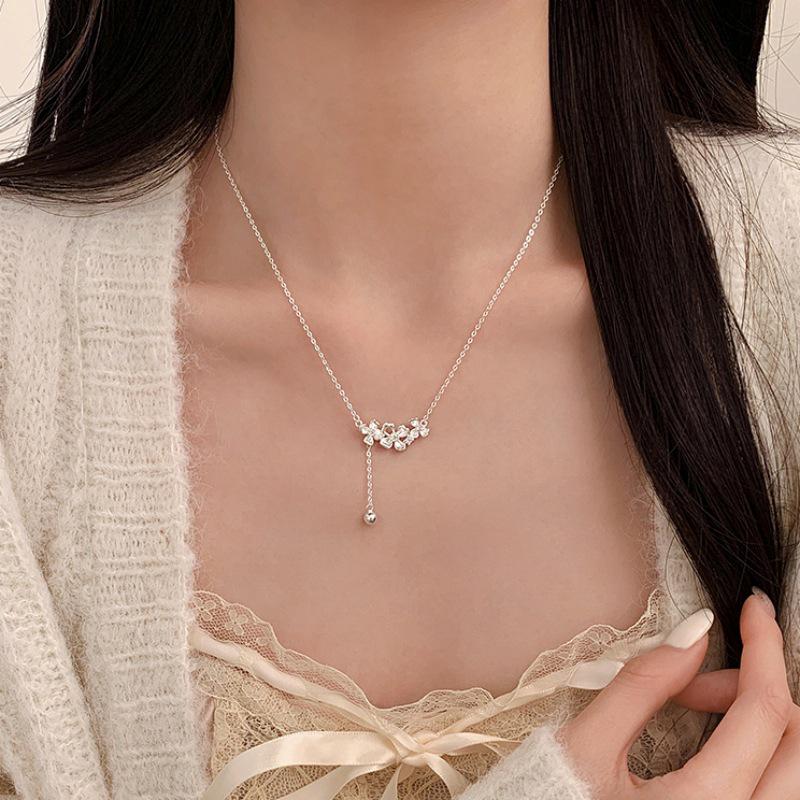 Ginkgo Leaf Tassel Necklace: Autumn/Winter Petal Pendant Clavicle Chain for Women, Versatile and Exquisite Style.