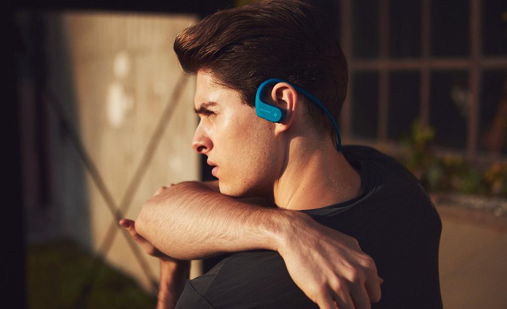 Sony Walkman řady W s integrovaným 4GB sportovním MP3 přehrávačem s odolností proti chladu a teplu a okolním zvukem Modrá sluchátka NW-WS623 Bluetooth, Vodotěsná,