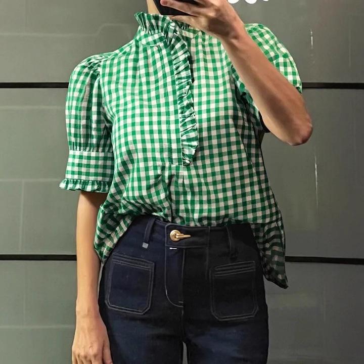 Kariertes Oberteil mit Rüschen und kurzen Ärmeln - Sommer-Mode-Essential für Damen