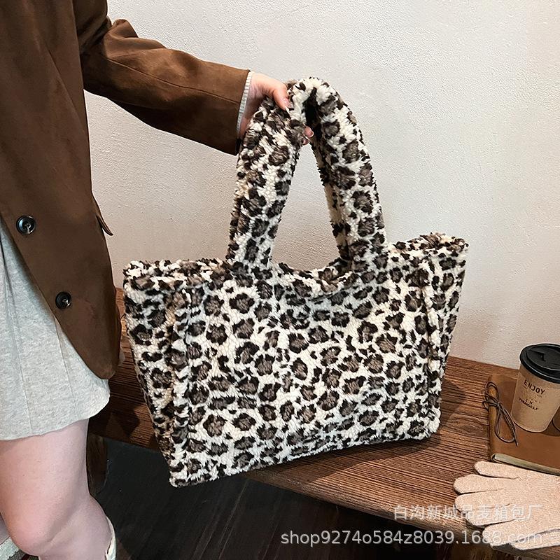 

shoulder bag messenger bag women s versatile 2025 autumn and winter new commuting lazy woolen plush bag portable large bag хакі