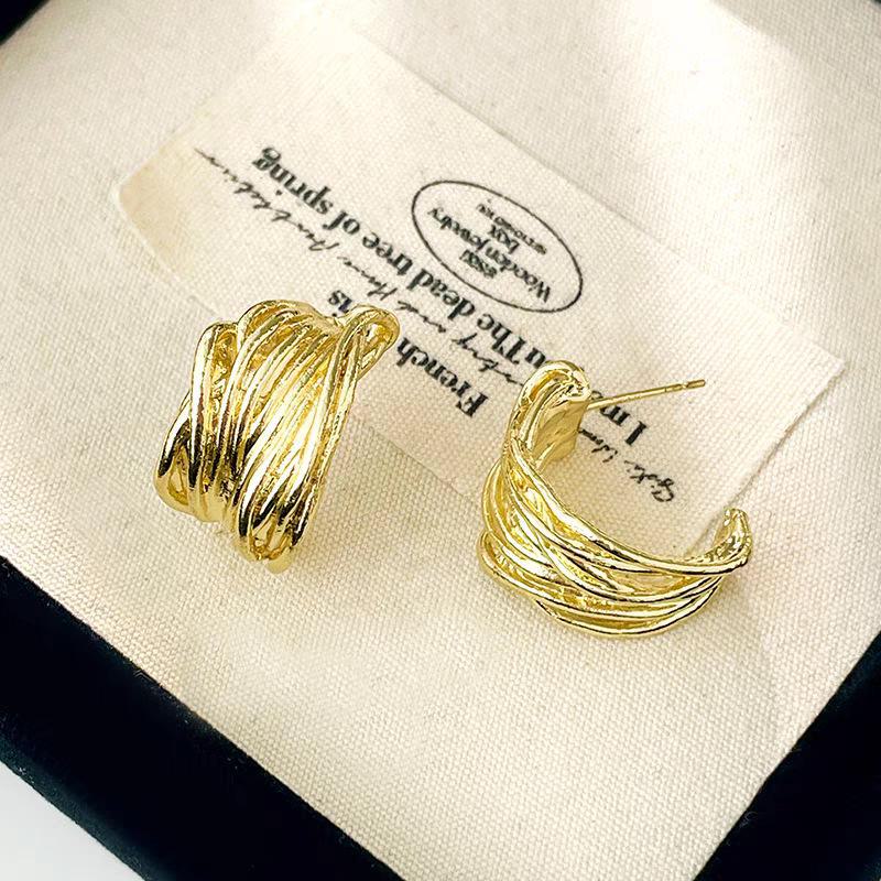 Luxury Retro Hollow Metal C-Shaped Hoop Earrings for Women