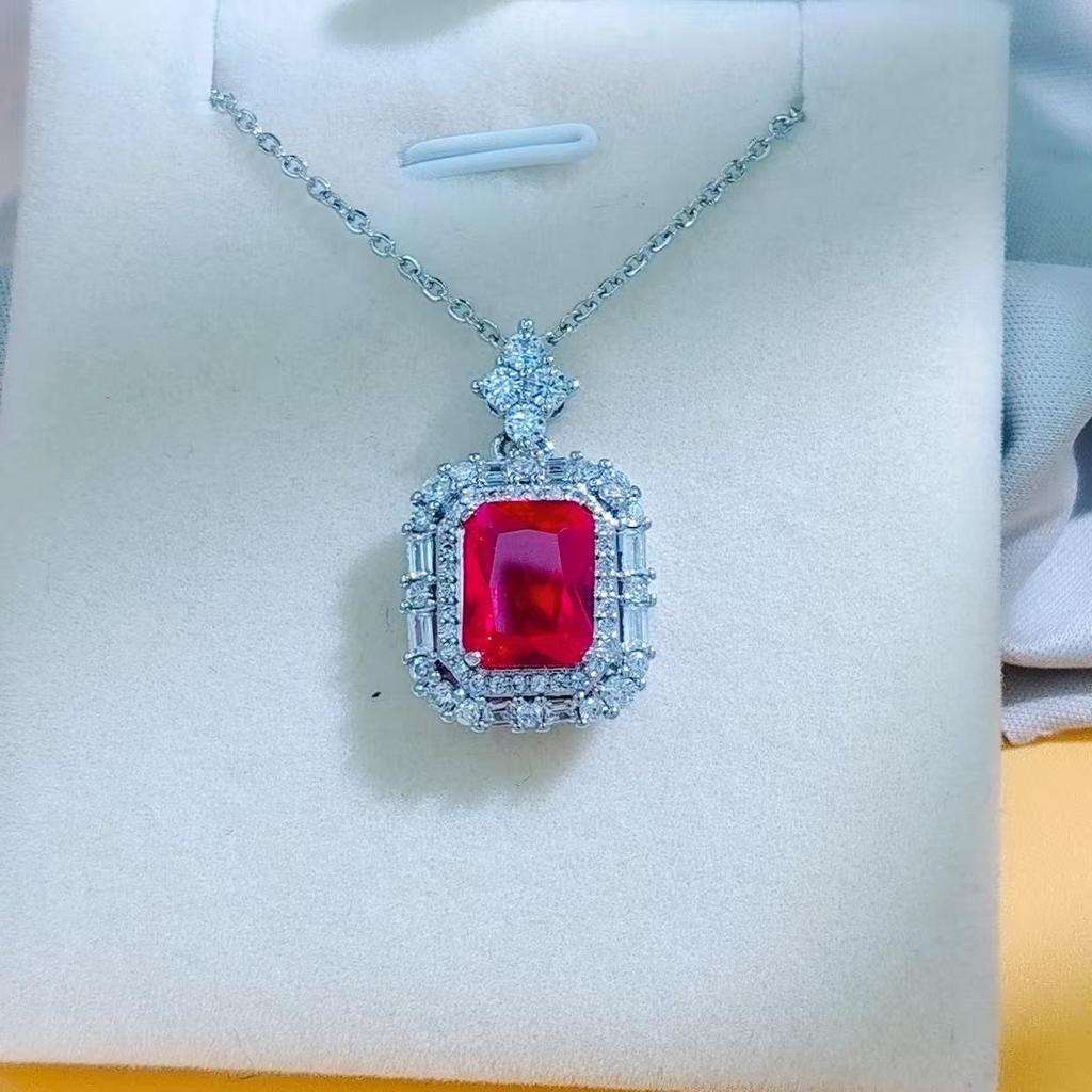 Zestaw biżuterii z czerwonego korundu Xiaohongshu: Naszyjnik z wisiorkiem, Kolczyki i Pierścionek