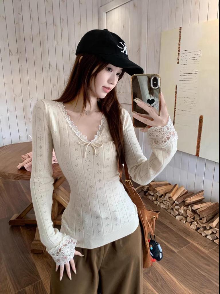 Elegant Lace Trim V-Neck Long-Sleeve Women's T-shirt - Slimming, Waist-Cinching Base Layer for Autumn/Winter, Perfect for Instagram.