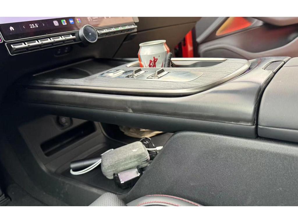 Moldura da Alavanca de Câmbio, Saídas de Ar do Banco Traseiro, Acabamento da Porta e Acessórios do Volante Xiaomi SU7