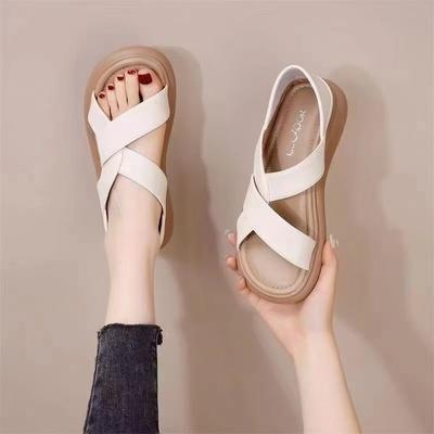 Romeinse sandalen damesschoenen met hak 2025 zomer nieuwe mode veelzijdig plat comfortabel zwangere vrouwen één pedaal zacht leer strandschoenen