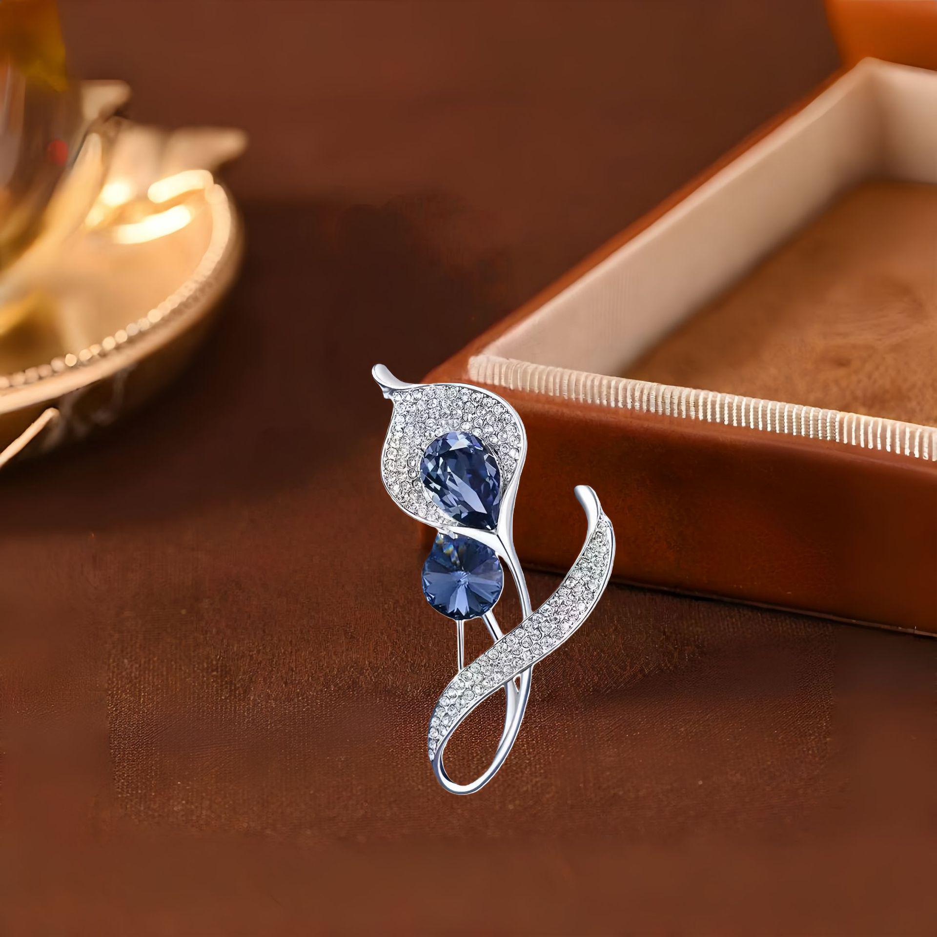

Simple Fashion Cat s Eye Stone Brooch - High-End Decorative Ornament for Western Attire білий