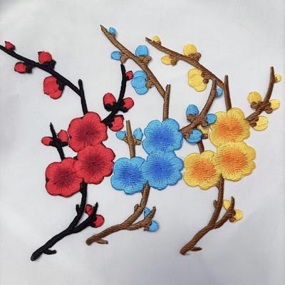Vyšívaná nášivka se švestkovým květem na suchý zip pro DIY oblečení a doplňky