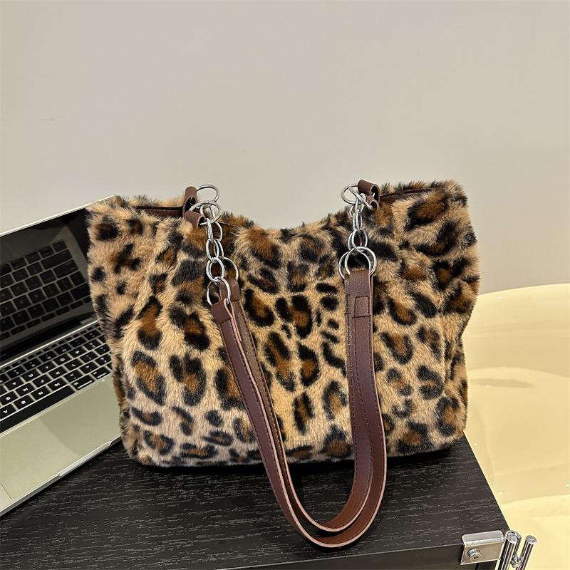 Foreign leopard print plush trend chain This year's personality is versatile, simple and fashionable casual bag, shoulder underarm bag