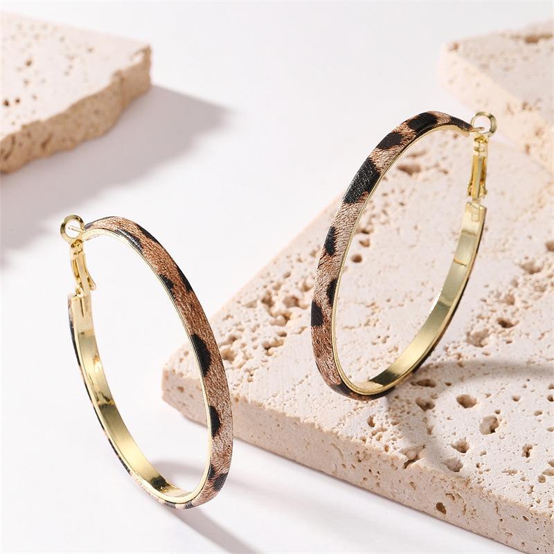Exaggerated Leopard Print Artificial Leather Earrings, Featuring An Individualistic Ear Design and A Trendy, Niche Style.
