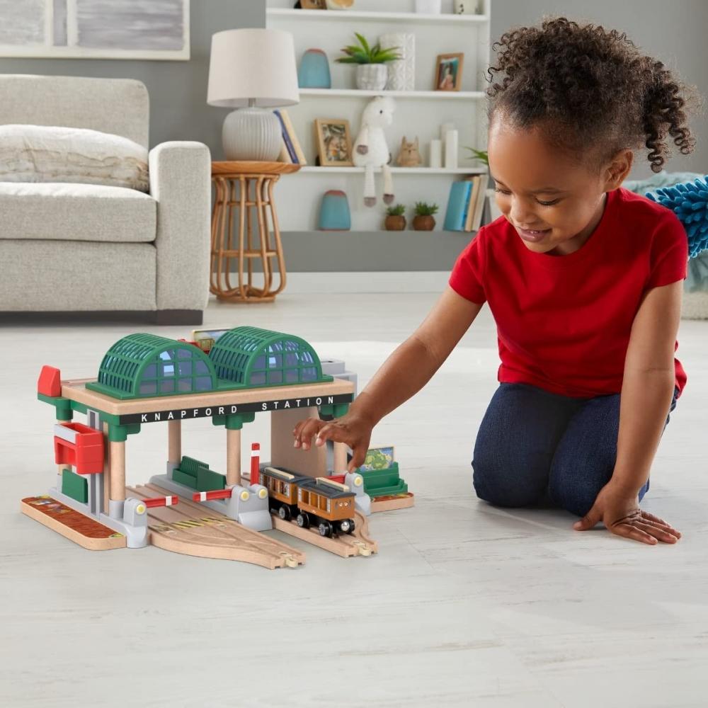 Thomas the Tank Engine Wooden Rail Series (Thomas) Annie and Clarabelle's Knapford Station [3 Years Old and Up] HBJ82