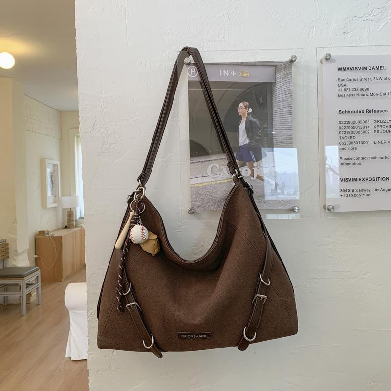 Niche backpack women's autumn and winter new retro shoulder bag large-capacity commuter messenger bag