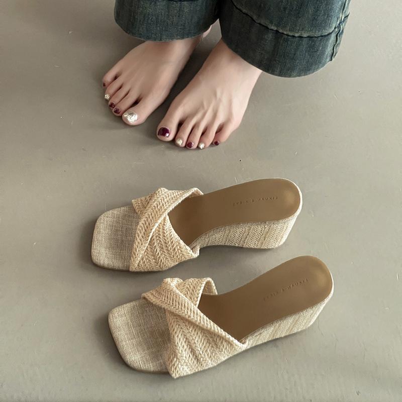 Fashion versatile retro woven pleated cover toe slope heel slippers girls summer new with skirt thick bottom cool slippers