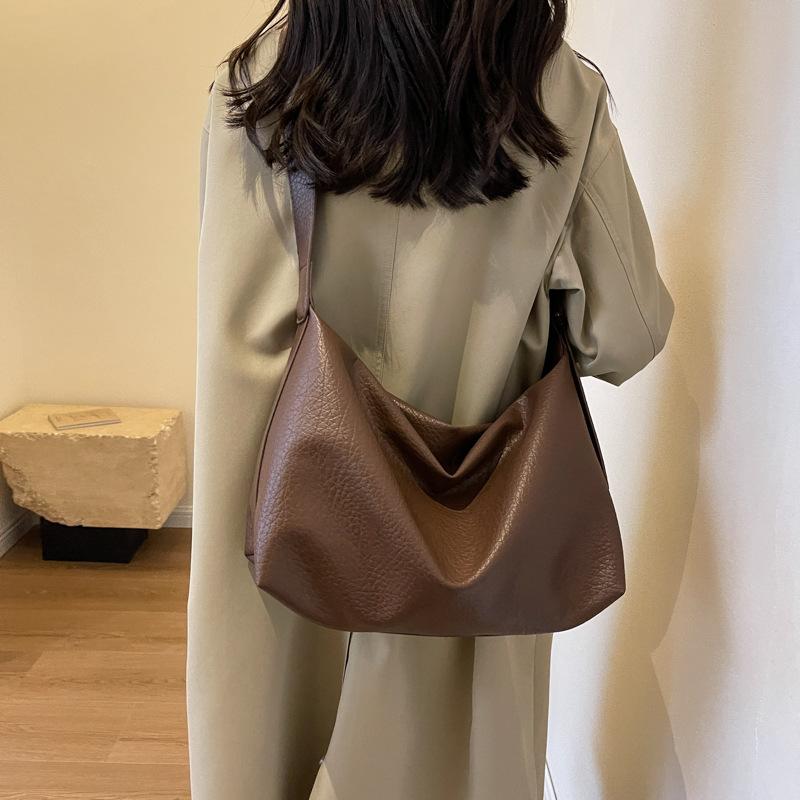 Large capacity bag women's autumn new wide shoulder strap commuting simple retro fashion shoulder messenger bag
