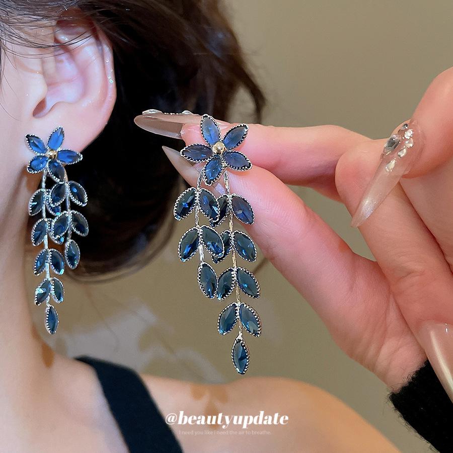 Orecchini a forma di fiore di vetro con spiga di grano e nappa in argento: Eleganti Orecchini a Bottone di Lusso per Donna