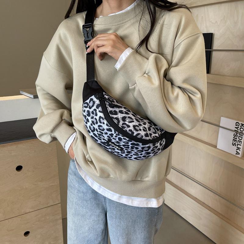 

Fashion leopard print camouflage breast bag messenger bag women s dumpling bag couple fanny bag men s high-end shoulder bag белый