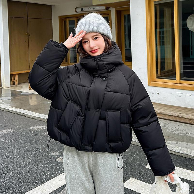 Dámská krátká teplá bunda s kapucí a velkou kapsou