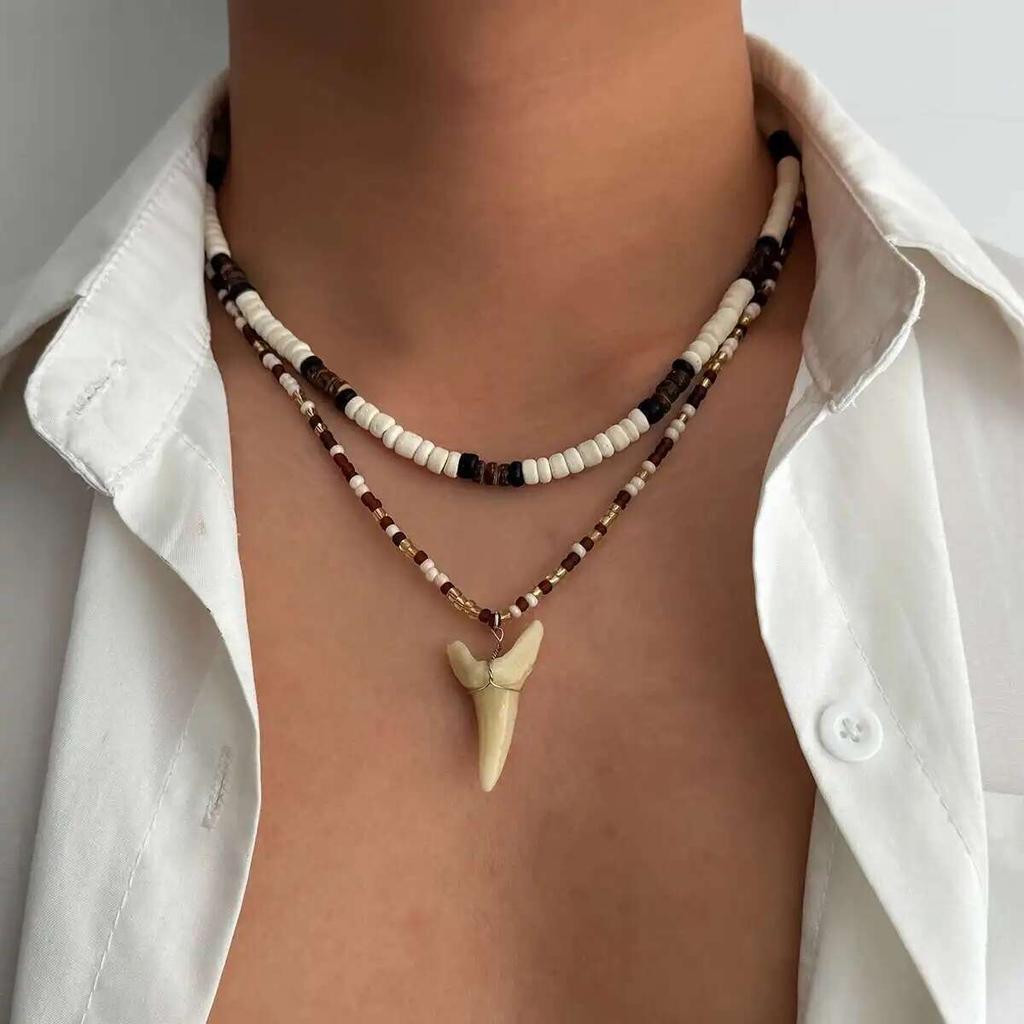 IngeSight.Z Boho 2-teiliges Set Muschel Reiskorn-Kettenhai-Zahn-Anhänger Halskette Trendiger Sommerstrand Geometrisches Choker Hals Schmuck