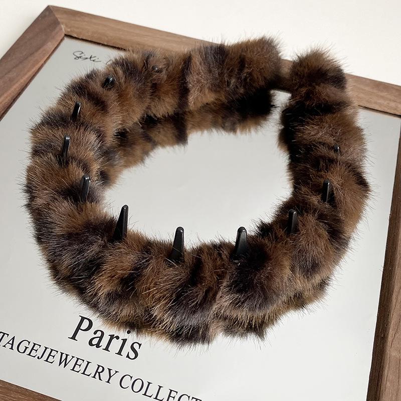 Korean Retro Leopard Print Plush Headband with Teeth – Non-Slip Hair Accessory for Women, Autumn/Winter Fashion.