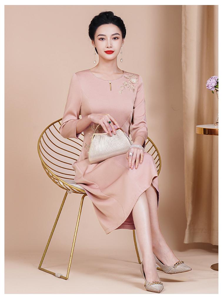 Elegant Light Pink Plus Size Autumn Banquet Gown for the Young Mother of the Groom