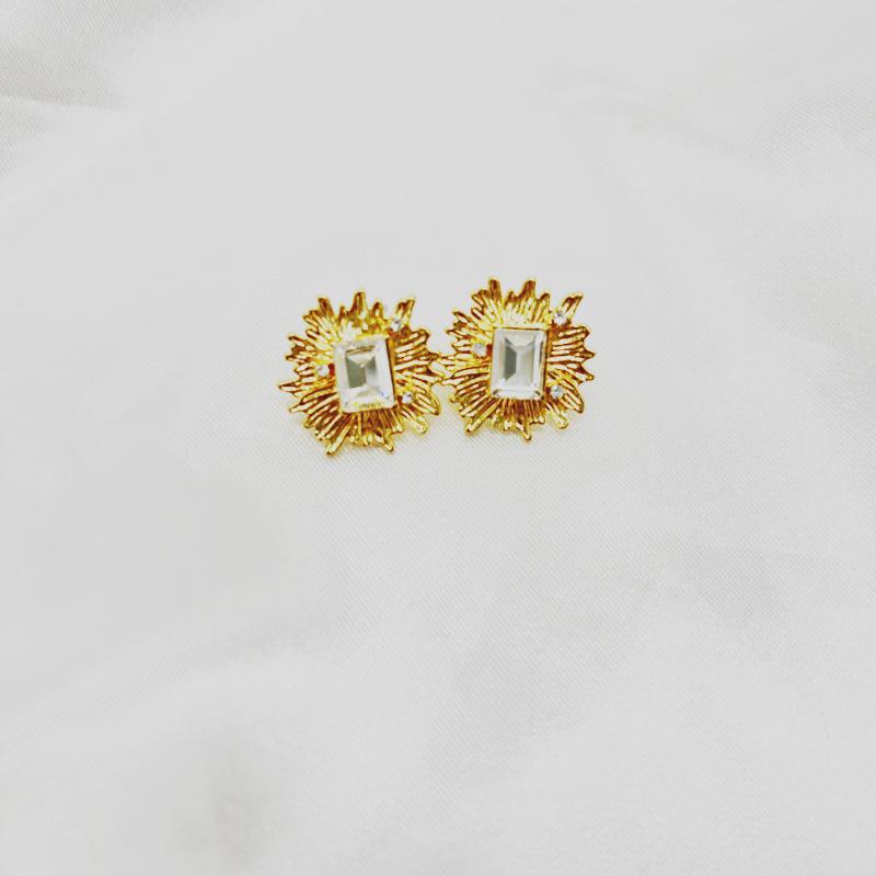 

Новая корейская версия серег-пуссет в виде подсолнуха, модные серьги с цветами, дизайн, украшения для ушей