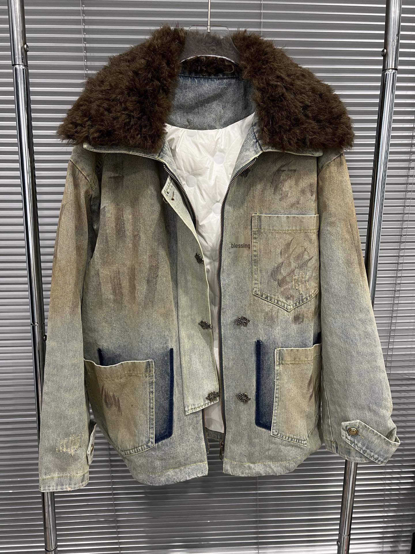 

Повседневная джинсовая куртка средней длины с потертостями, крючок-бабочка и меховой воротник, Осень/Зима 2025 One Size