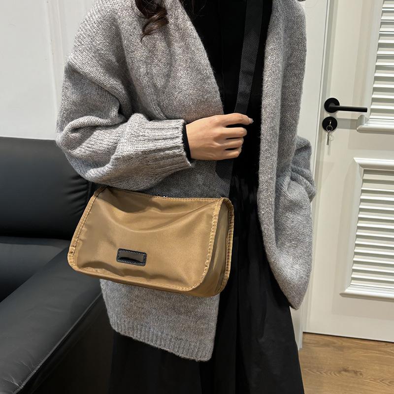 Casual simple and versatile nylon shoulder bag, trendy messenger bag, female student large-capacity class backpack